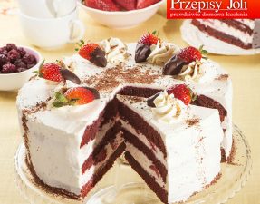 red velvet cake z truskawkami
