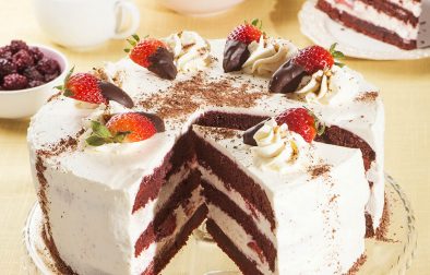 red velvet cake z truskawkami