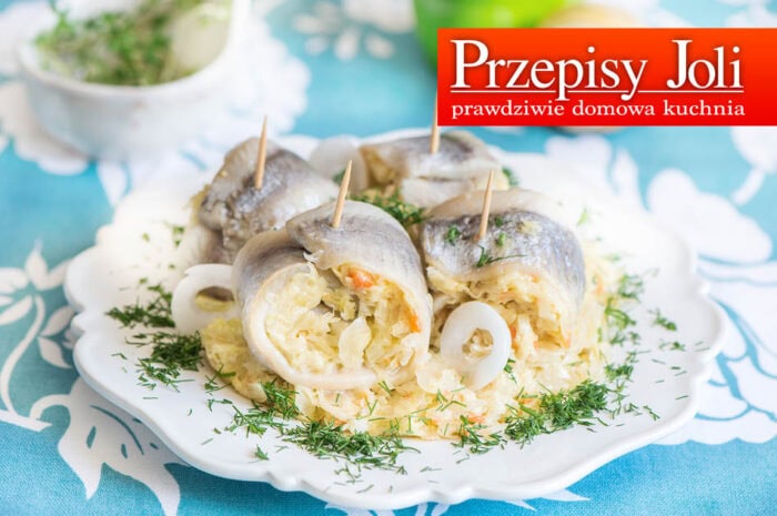ŚLEDZIE Z KAPUSTĄ KISZONĄ I MAJONEZEM